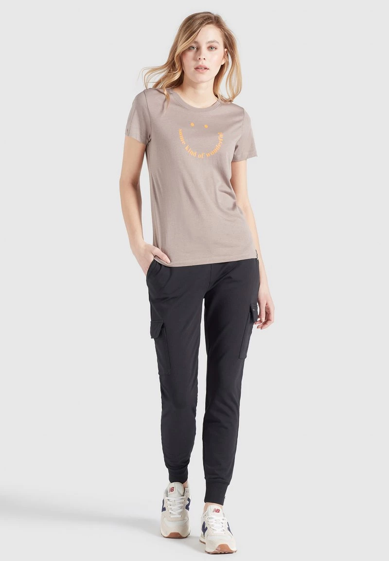 Khujo FRANCESCA SMILE T Shirt Imprimé Graubraun Femme 4 Khujo FRANCESCA SMILE T Shirt Imprimé Graubraun Femme – Image 2