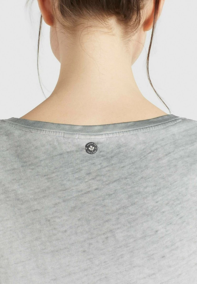 Khujo Femme BARU T Shirt Basique Grau 7 Khujo Femme BARU T Shirt Basique Grau – Image 5