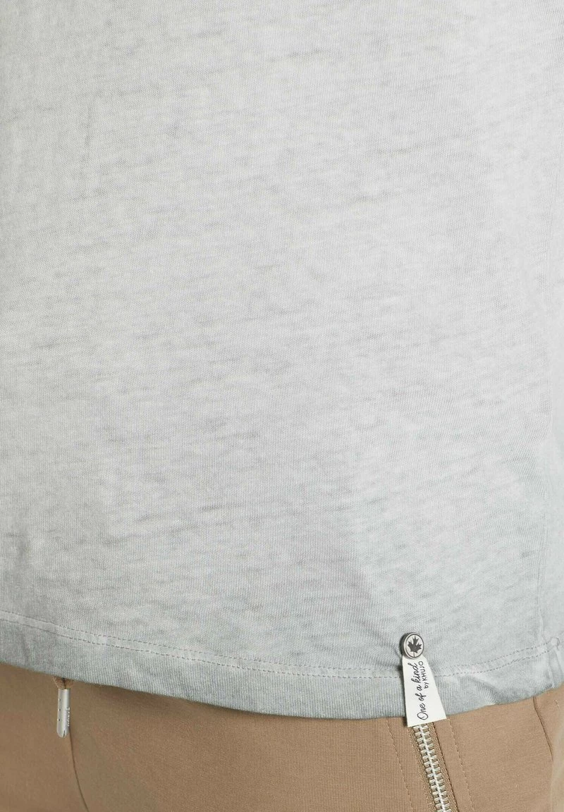 Khujo Femme BARU T Shirt Basique Grau 12 Khujo Femme BARU T Shirt Basique Grau – Image 10
